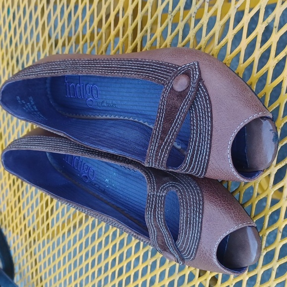 Indigo by Clarks peep toe wedge pump, brown, button detail - Picture 1 of 8